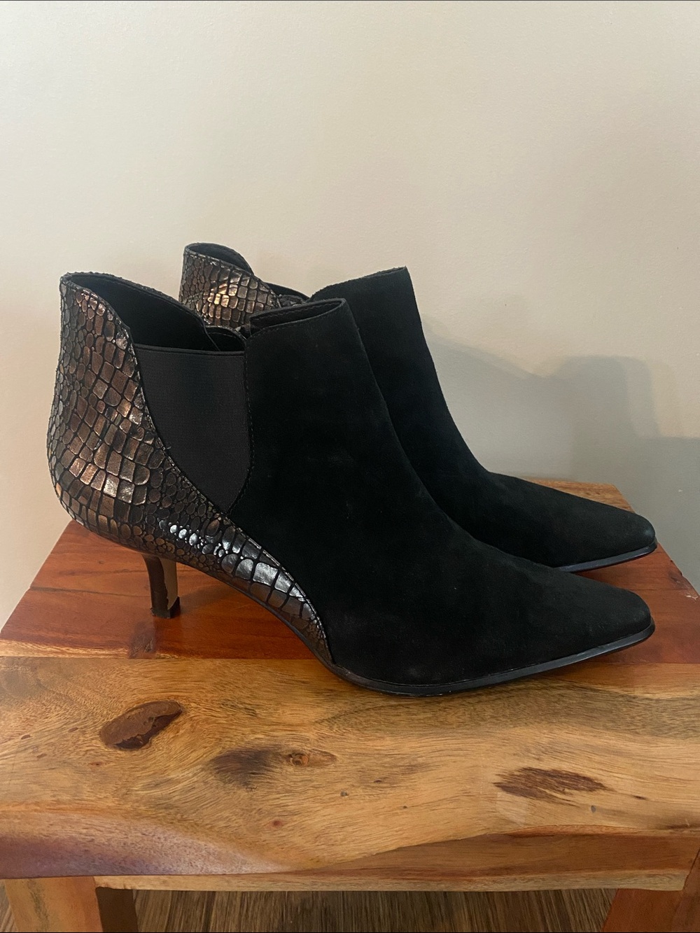 Donald Pliner Loro boots snakeskin-textured kitten heel size 9.5 sleek